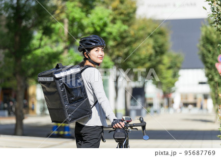 フードデリバリー 配達員の女性  振り返り 95687769