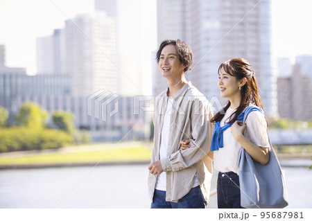 ウオーターフロントを散歩する若いカップル 95687981