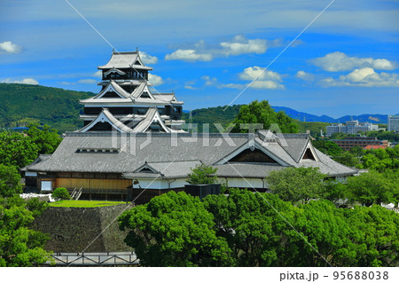 【熊本県】晴天の熊本城 95688038