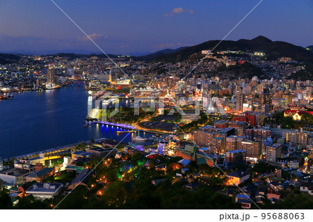 【長崎県】鍋冠山展望台から見た長崎夜景 95688063