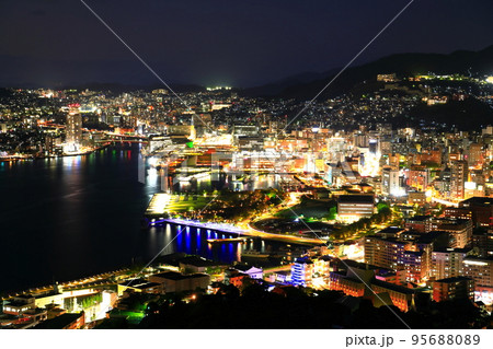 【長崎県】鍋冠山展望台から見た長崎夜景 95688089