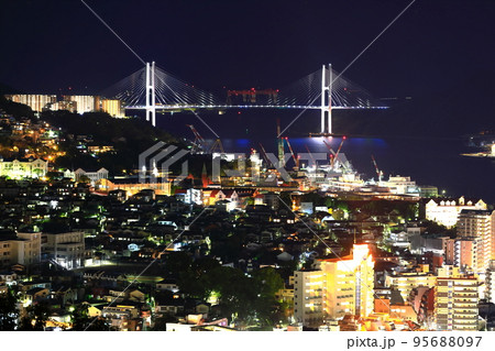 【長崎県】風頭公園から見た女神大橋の夜景 95688097