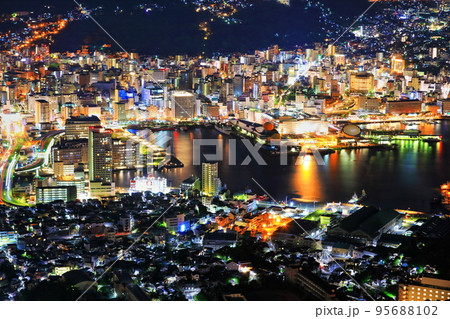 【長崎県】稲佐山山頂展望台から見た長崎夜景 95688102