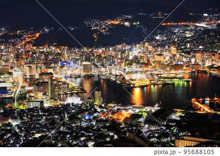 【長崎県】稲佐山山頂展望台から見た長崎夜景 【長崎県】稲佐山山頂展望台から見た長崎夜景 95688105