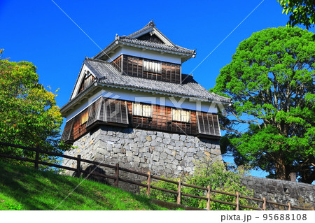 【熊本県】晴天の熊本城の未申櫓 95688108