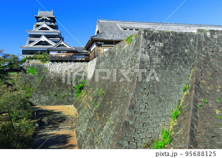 【熊本県】晴天の熊本城と二様の石垣 【熊本県】晴天の熊本城と二様の石垣 95688125