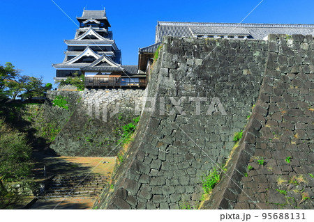 【熊本県】晴天の熊本城と二様の石垣 95688131