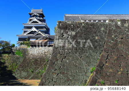 【熊本県】晴天の熊本城と二様の石垣 【熊本県】晴天の熊本城と二様の石垣 95688140