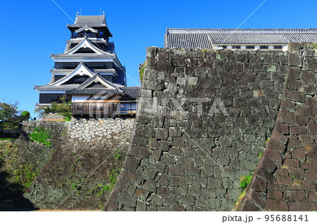 【熊本県】晴天の熊本城と二様の石垣 95688141