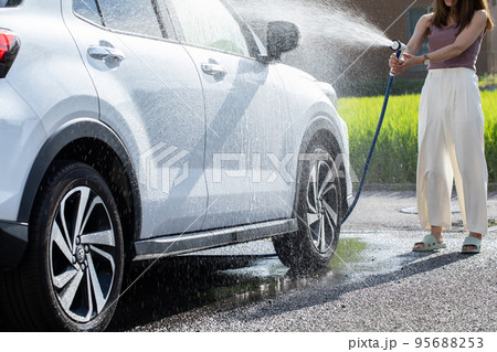 洗車する女性 car wash 洗車する女性 car wash 95688253