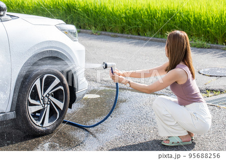洗車する女性 car wash 洗車する女性 car wash 95688256