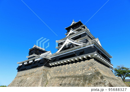 【熊本県】晴天の熊本城大天守と小天守 95688327
