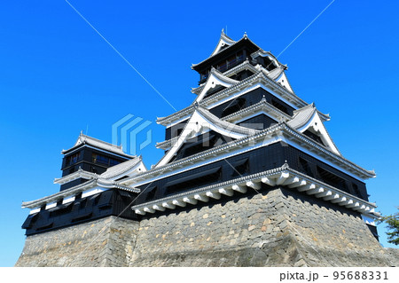 【熊本県】晴天の熊本城大天守と小天守 95688331