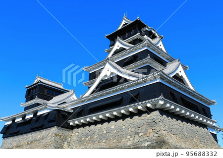 【熊本県】晴天の熊本城大天守と小天守 95688332