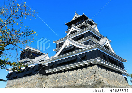 【熊本県】晴天の熊本城大天守と小天守 95688337