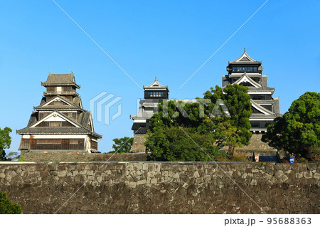 【熊本県】晴天の熊本城大天守と小天守と宇土櫓 95688363