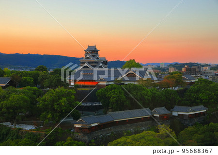 【熊本県】熊本城の夕景 95688367