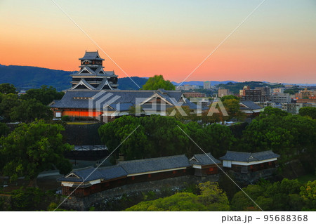 【熊本県】熊本城の夕景 95688368