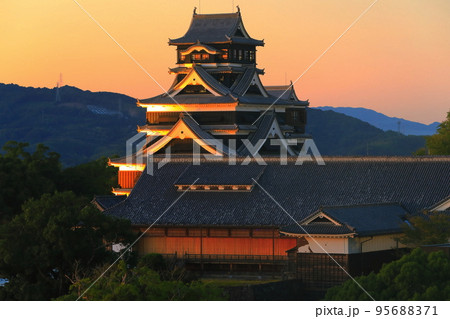 【熊本県】熊本城の夕景 95688371