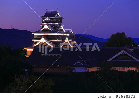 【熊本県】熊本城の夜景 【熊本県】熊本城の夜景 95688373