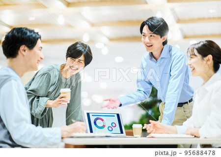 ビジネス　若い 95688478