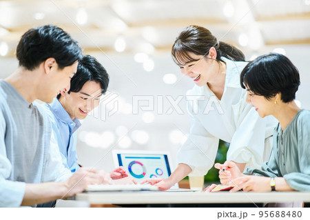 ビジネス　若い 95688480