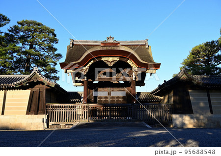 京都御苑 朝日に輝く建春門 京都御苑 朝日に輝く建春門 95688548