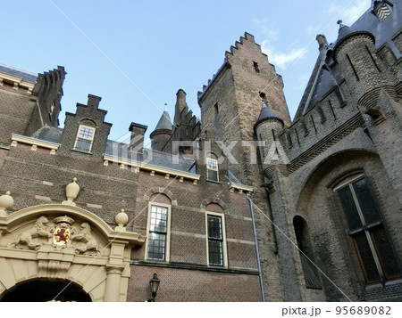 オランダ　ハーグ　ビネンホフ（騎士の館）　石造りの建物 95689082