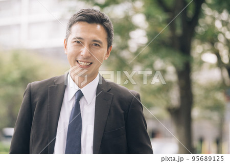 街路樹とビジネスマン 街路樹とビジネスマン 95689125