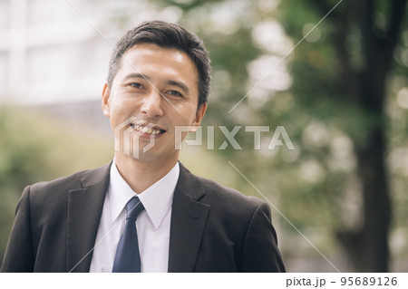 街路樹とビジネスマン 街路樹とビジネスマン 95689126