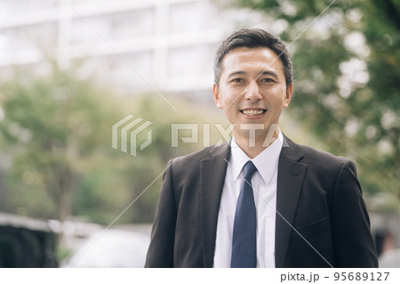 街路樹とビジネスマン 街路樹とビジネスマン 95689127