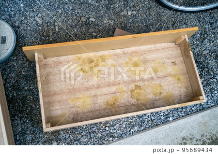木製の家具にカビが大量発生 木製の家具にカビが大量発生 95689434