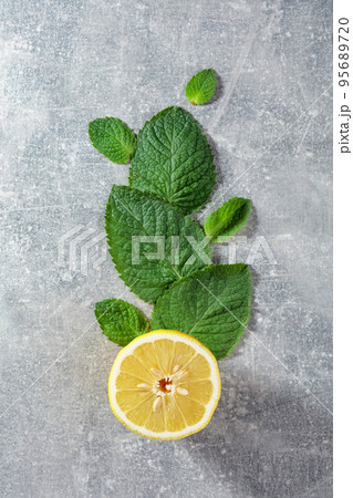 Lemon slice and mint. 95689720