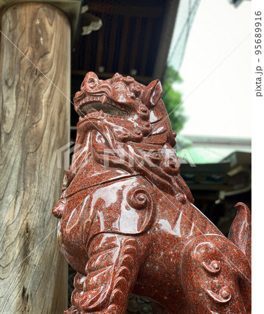 神社の拝殿の前や参道の要所に左右「一対」となって設置されている狛犬(こまいぬ)は、神前を護っている 神社の拝殿の前や参道の要所に左右「一対」となって設置されている狛犬(こまいぬ)は、神前を護っている 95689916