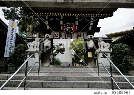 神社の拝殿の前や参道の要所に左右「一対」となって設置されている狛犬(こまいぬ)は、神前を護っている 神社の拝殿の前や参道の要所に左右「一対」となって設置されている狛犬(こまいぬ)は、神前を護っている 95689962