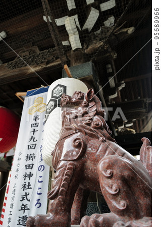 神社の拝殿の前や参道の要所に左右「一対」となって設置されている狛犬（こまいぬ）は、神前を護っている 95689966
