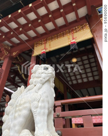 神社の拝殿の前や参道の要所に左右「一対」となって設置されている狛犬（こまいぬ）は、神前を護っている 95690000
