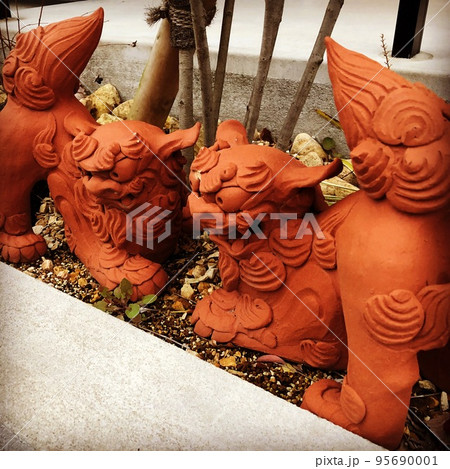 神社の拝殿の前や参道の要所に左右「一対」となって設置されている狛犬（こまいぬ）は、神前を護っている 95690001