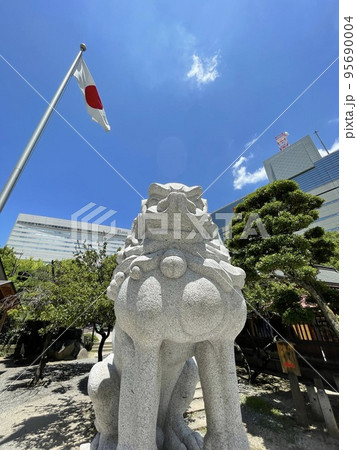 神社の拝殿の前や参道の要所に左右「一対」となって設置されている狛犬（こまいぬ）は、神前を護っている 95690004