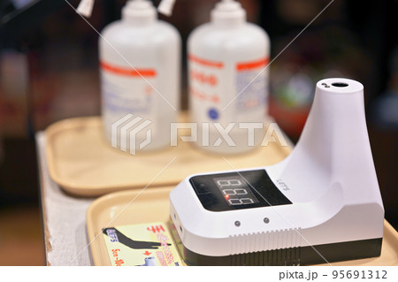 自動検温計と消毒液 自動検温計と消毒液 95691312
