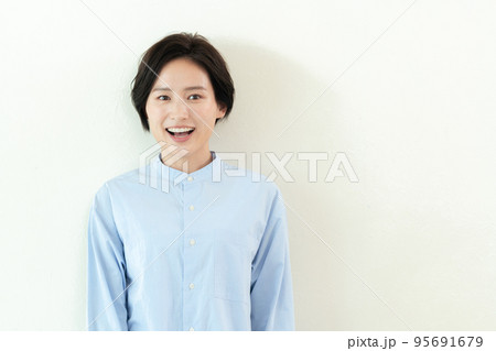 美しい歯の女性ポートレート 95691679