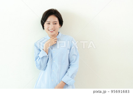 美しい歯の女性ポートレート 95691683