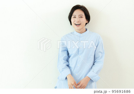 美しい歯の女性ポートレート 95691686