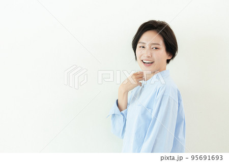 美しい歯の女性ポートレート 95691693