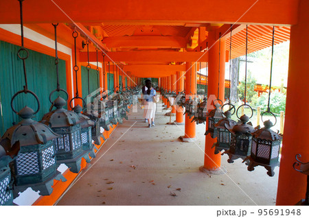 奈良県奈良市、春日大社に並ぶ釣燈篭_04 95691948