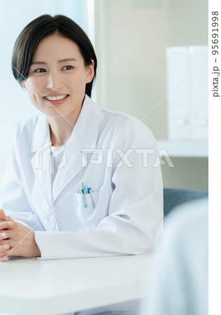 患者と向き合う医療従事者 患者と向き合う医療従事者 95691998