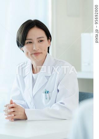 患者と向き合う医療従事者 95692000