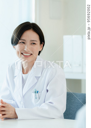 患者と向き合う医療従事者 95692002