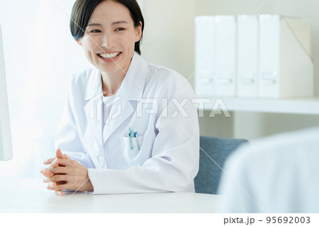 患者と向き合う医療従事者 95692003