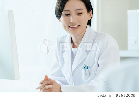 患者と向き合う医療従事者 95692009